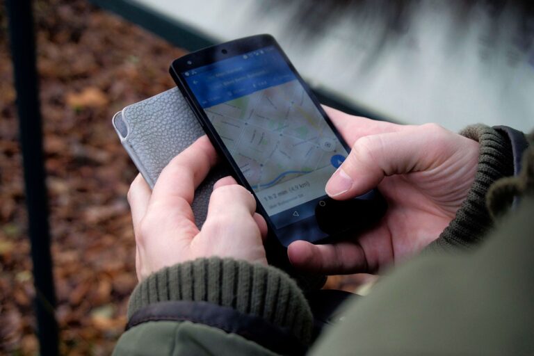 Reiziger navigeert offline met Google Maps in buitenlandse stad